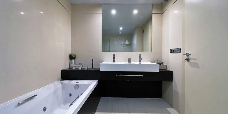 exclusivo-piso-en-venta-con-licencia-turistica-en-diagonal-mar-bano-1