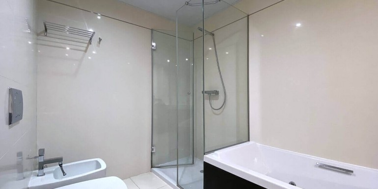 exclusivo-piso-en-venta-con-licencia-turistica-en-diagonal-mar-bano-3