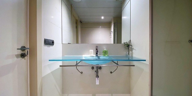 exclusivo-piso-en-venta-con-licencia-turistica-en-diagonal-mar-bano-4