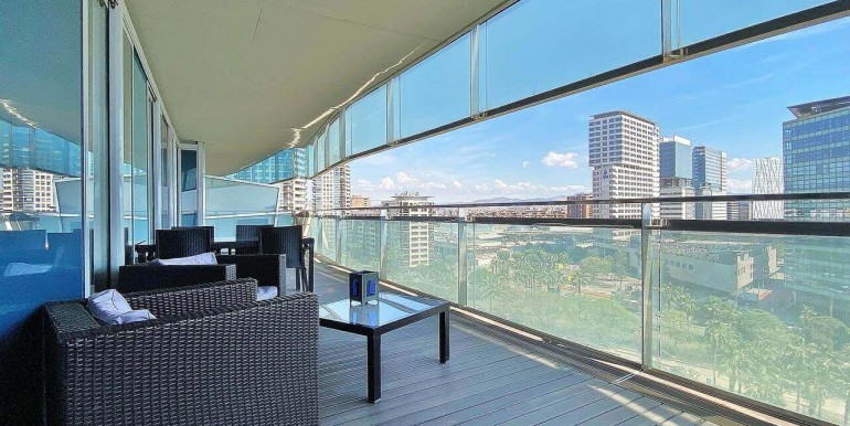 exclusivo-piso-en-venta-con-licencia-turistica-en-diagonal-mar-terraza-5