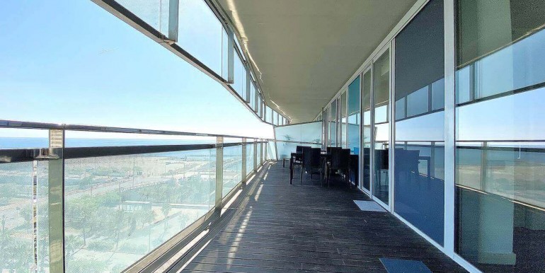 exclusivo-piso-en-venta-con-licencia-turistica-en-diagonal-mar-terraza-6