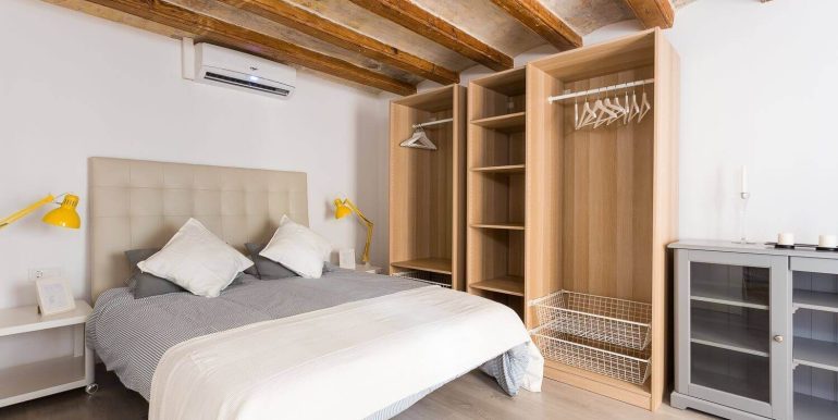 estupendo-piso-en-venta-situado-a-escasos-minutos-caminando-de-la-placa-de-sant-jaume-habitacion-2