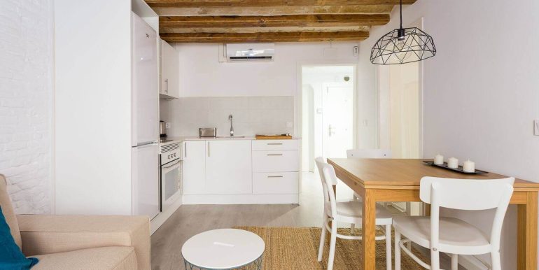 estupendo-piso-en-venta-situado-a-escasos-minutos-caminando-de-la-placa-de-sant-jaume-salon-2