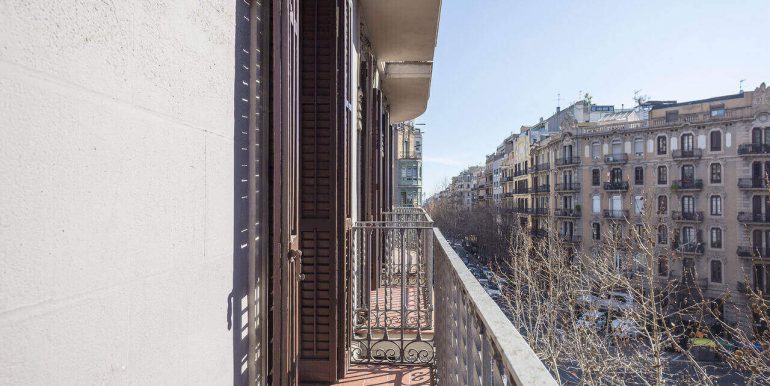 excepcional-y-precioso-piso-en-venta-con-licencia-turistica-con-cuatro-habitaciones-a-escasos-minutos-de-la-rambla-catalunya-balcon-1