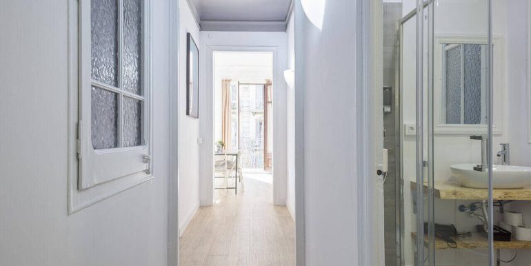 excepcional-y-precioso-piso-en-venta-con-licencia-turistica-con-cuatro-habitaciones-a-escasos-minutos-de-la-rambla-catalunya-bano-1
