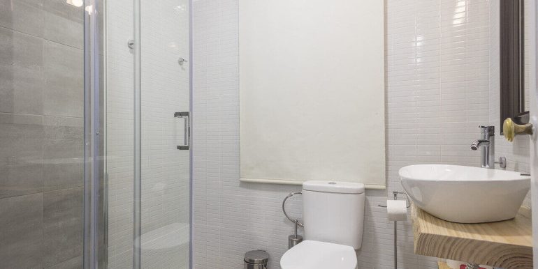 excepcional-y-precioso-piso-en-venta-con-licencia-turistica-con-cuatro-habitaciones-a-escasos-minutos-de-la-rambla-catalunya-bano-2