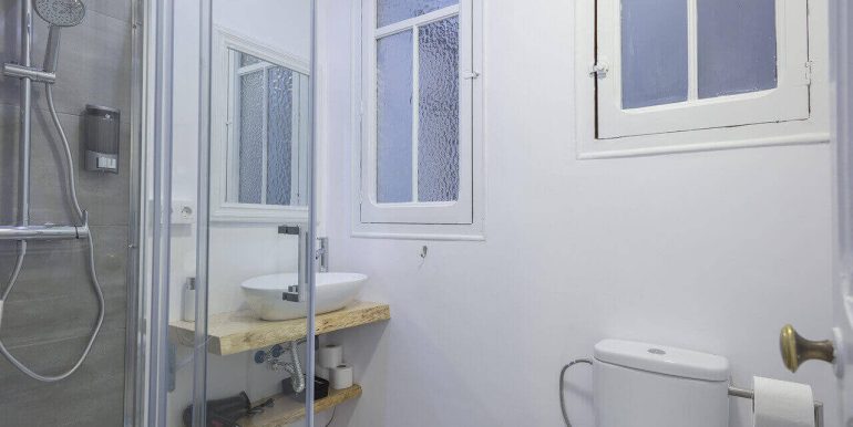 excepcional-y-precioso-piso-en-venta-con-licencia-turistica-con-cuatro-habitaciones-a-escasos-minutos-de-la-rambla-catalunya-bano-3