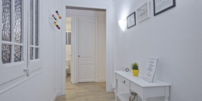 excepcional-y-precioso-piso-en-venta-con-licencia-turistica-con-cuatro-habitaciones-a-escasos-minutos-de-la-rambla-catalunya-recibidor-2