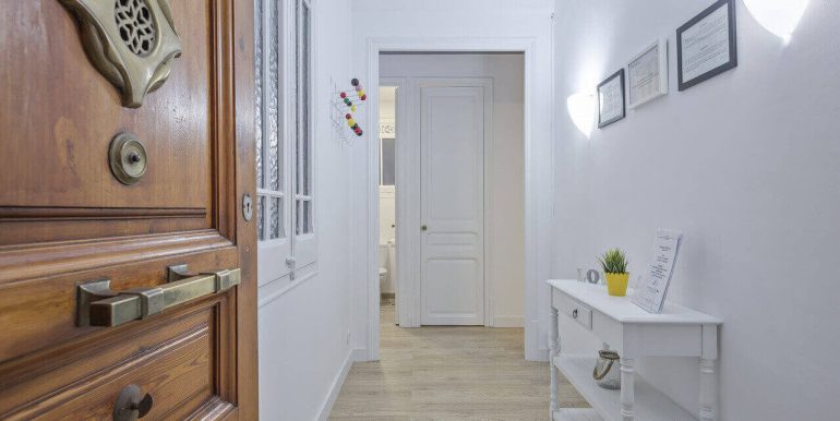 excepcional-y-precioso-piso-en-venta-con-licencia-turistica-con-cuatro-habitaciones-a-escasos-minutos-de-la-rambla-catalunya-recibidor-3