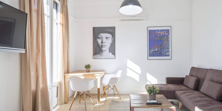 excepcional-y-precioso-piso-en-venta-con-licencia-turistica-con-cuatro-habitaciones-a-escasos-minutos-de-la-rambla-catalunya-salon-1