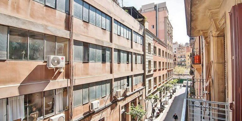 extraordinario-piso-en-venta-con-licencia-turistica-junto-el-paseo-de-gracia-balcon-1