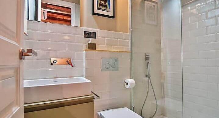 extraordinario-piso-en-venta-con-licencia-turistica-junto-el-paseo-de-gracia-bano-1