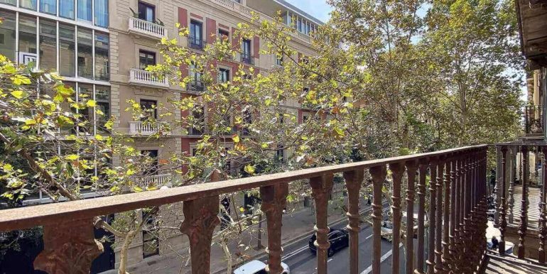 exclusivo-piso-en-venta-a-reformar-y-con-terraza-en-el-quadrat-dor-balcon-1