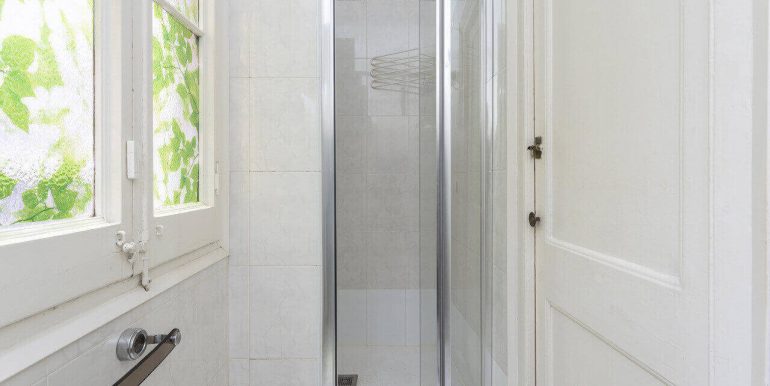 exclusivo-piso-en-venta-a-reformar-y-con-terraza-en-el-quadrat-dor-bano-2