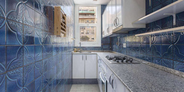 exclusivo-piso-en-venta-a-reformar-y-con-terraza-en-el-quadrat-dor-cocina-2