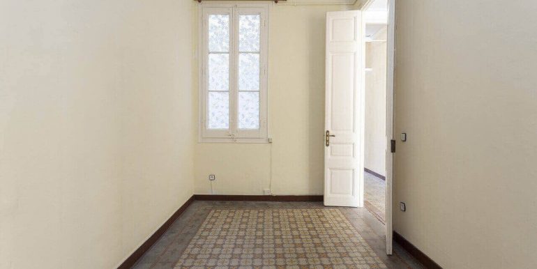 exclusivo-piso-en-venta-a-reformar-y-con-terraza-en-el-quadrat-dor-habitacion-1