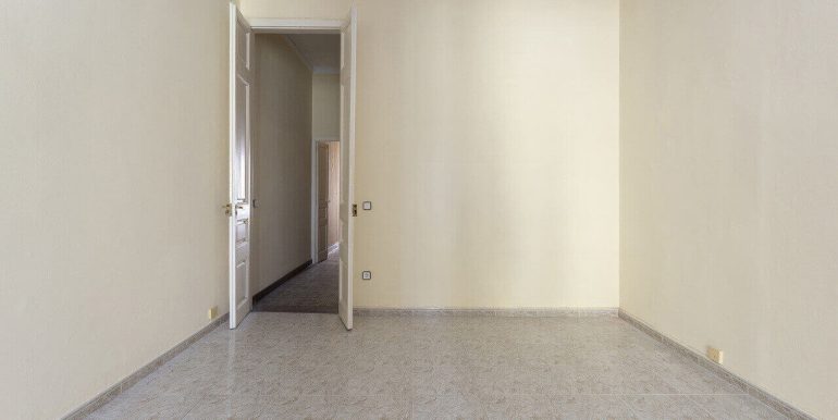 exclusivo-piso-en-venta-a-reformar-y-con-terraza-en-el-quadrat-dor-sala-5