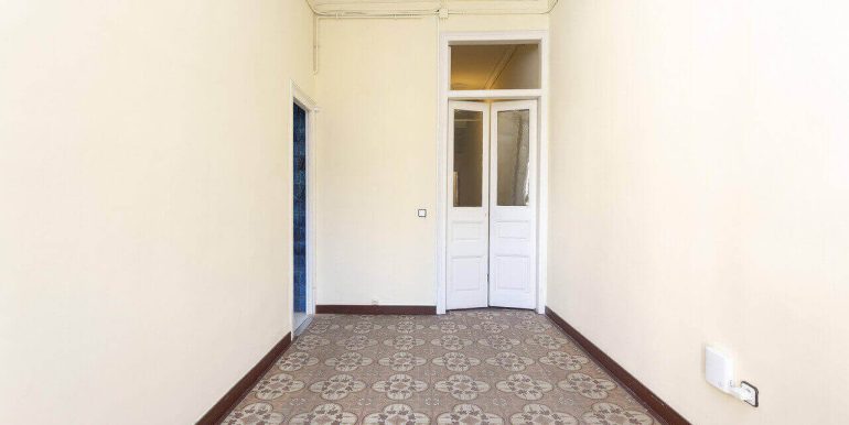 exclusivo-piso-en-venta-a-reformar-y-con-terraza-en-el-quadrat-dor-salon-2