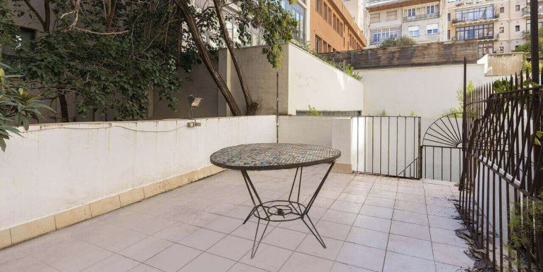 exclusivo-piso-en-venta-a-reformar-y-con-terraza-en-el-quadrat-dor-terraza-1