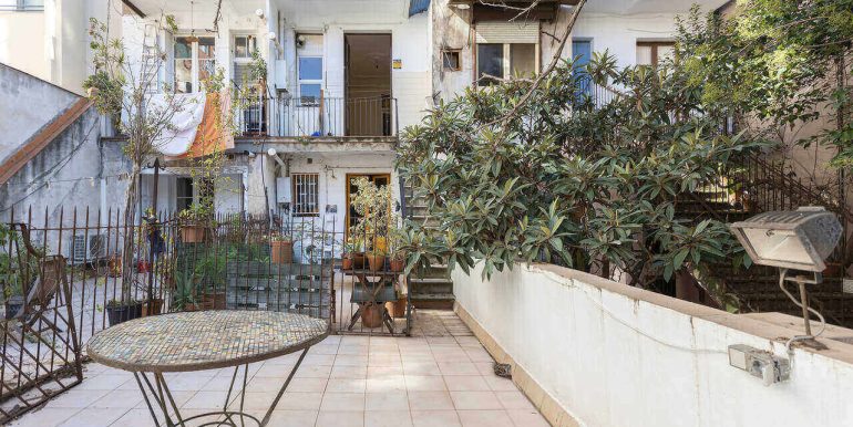 exclusivo-piso-en-venta-a-reformar-y-con-terraza-en-el-quadrat-dor-terraza-2