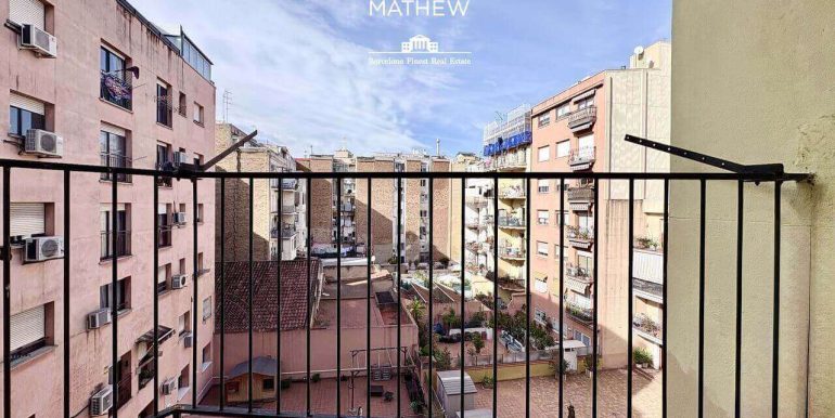 magnifico-piso-reformado-a-estrenar-con-dos-habitaciones-y-dos-baños-en-el-poble-sec-balcon-2
