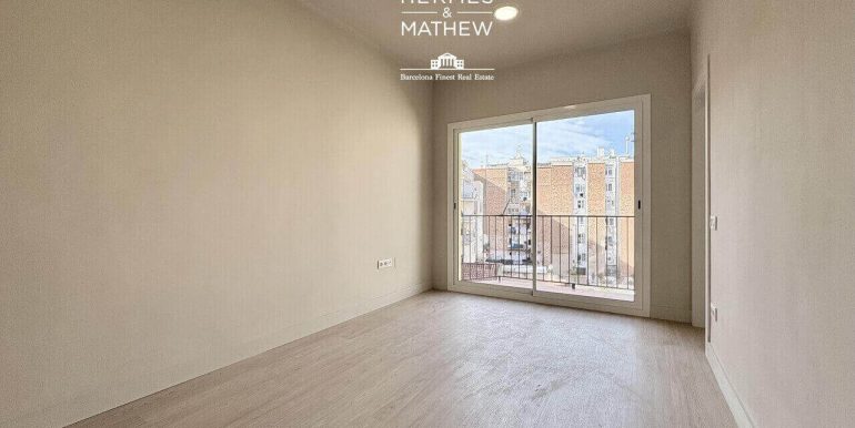 magnifico-piso-reformado-a-estrenar-con-dos-habitaciones-y-dos-baños-en-el-poble-sec-salon-3