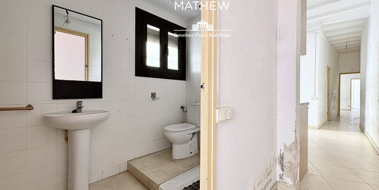piso-en-venta-con-terraza-privada-para-reformar-junto-la-avenida-paralelo-bano-4