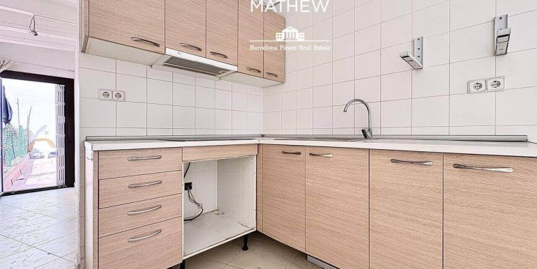 piso-en-venta-con-terraza-privada-para-reformar-junto-la-avenida-paralelo-cocina-6