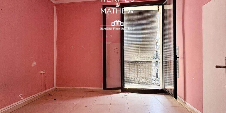 piso-en-venta-con-terraza-privada-para-reformar-junto-la-avenida-paralelo-habitacion-1