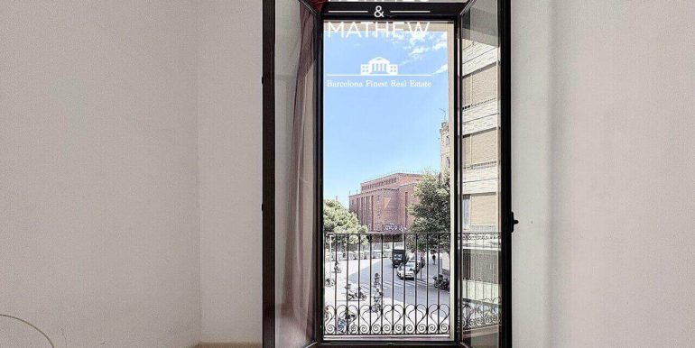 piso-en-venta-con-terraza-privada-para-reformar-junto-la-avenida-paralelo-habitacion-10