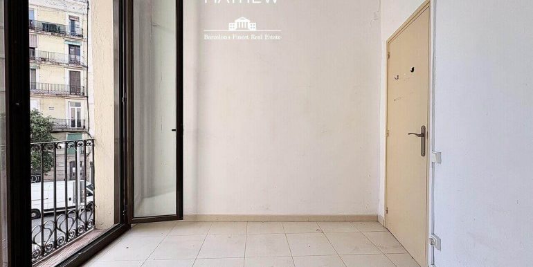piso-en-venta-con-terraza-privada-para-reformar-junto-la-avenida-paralelo-habitacion-9