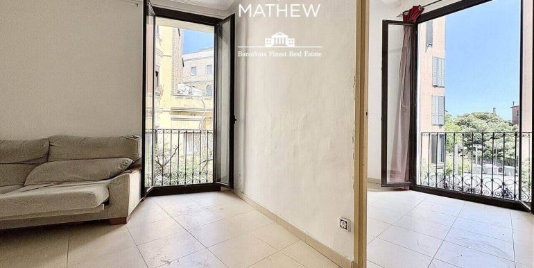 piso-en-venta-con-terraza-privada-para-reformar-junto-la-avenida-paralelo-salon-3