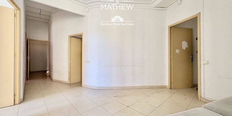 piso-en-venta-con-terraza-privada-para-reformar-junto-la-avenida-paralelo-salon-6