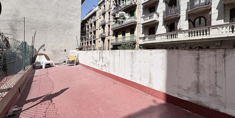 piso-en-venta-con-terraza-privada-para-reformar-junto-la-avenida-paralelo-terraza-2