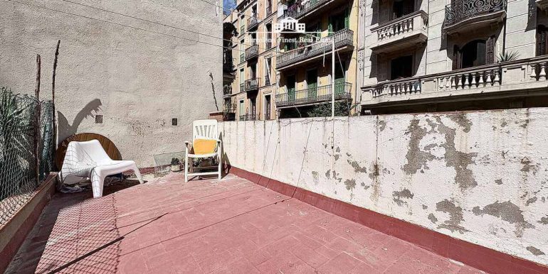 piso-en-venta-con-terraza-privada-para-reformar-junto-la-avenida-paralelo-terraza-5