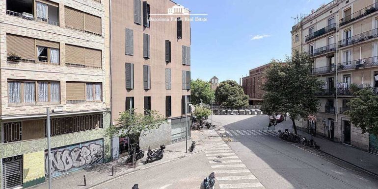 piso-en-venta-con-terraza-privada-para-reformar-junto-la-avenida-paralelo-vistas-1