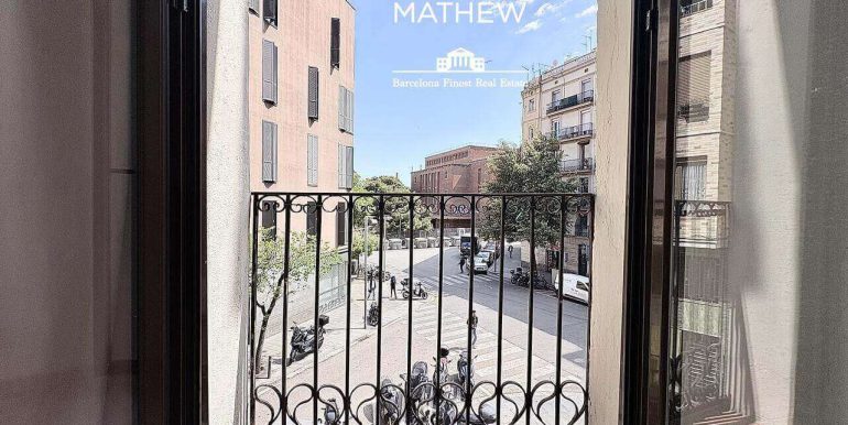 piso-en-venta-con-terraza-privada-para-reformar-junto-la-avenida-paralelo-vistas-2