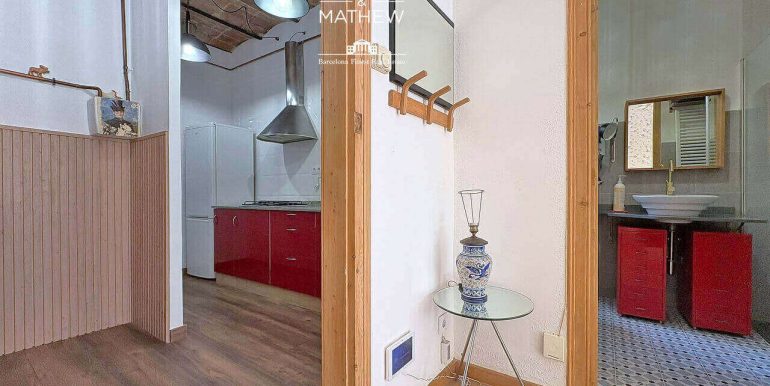 acogedor-piso-en-venta-con-una-habitacion-en-el-poble-sec-bano-4