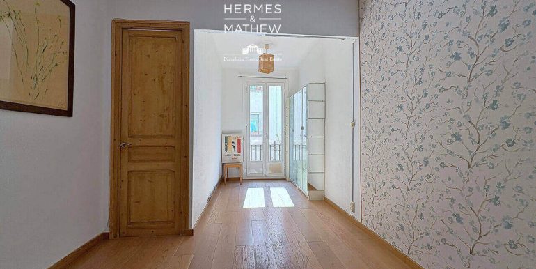 acogedor-piso-en-venta-con-una-habitacion-en-el-poble-sec-salon-1