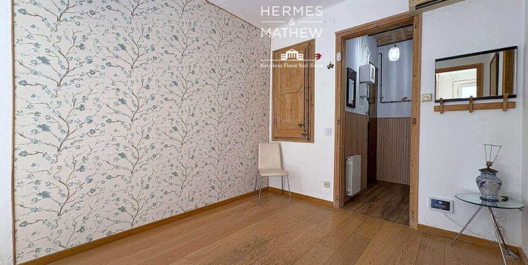 acogedor-piso-en-venta-con-una-habitacion-en-el-poble-sec-salon-11