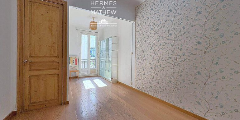 acogedor-piso-en-venta-con-una-habitacion-en-el-poble-sec-salon-2