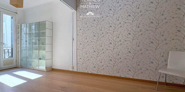 acogedor-piso-en-venta-con-una-habitacion-en-el-poble-sec-salon-5