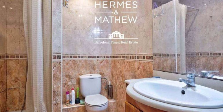 piso-en-venta-en-el-raval- piso-con-boveda-catalana-ladrillo-visto-y-luz-natural-en-finca-historica-de-1900-bano-1