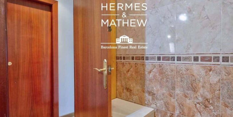 piso-en-venta-en-el-raval- piso-con-boveda-catalana-ladrillo-visto-y-luz-natural-en-finca-historica-de-1900-bano-2