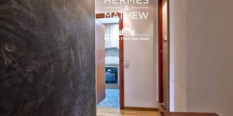 piso-en-venta-en-el-raval- piso-con-boveda-catalana-ladrillo-visto-y-luz-natural-en-finca-historica-de-1900-pasillo-1