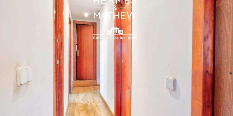 piso-en-venta-en-el-raval- piso-con-boveda-catalana-ladrillo-visto-y-luz-natural-en-finca-historica-de-1900-pasillo-2
