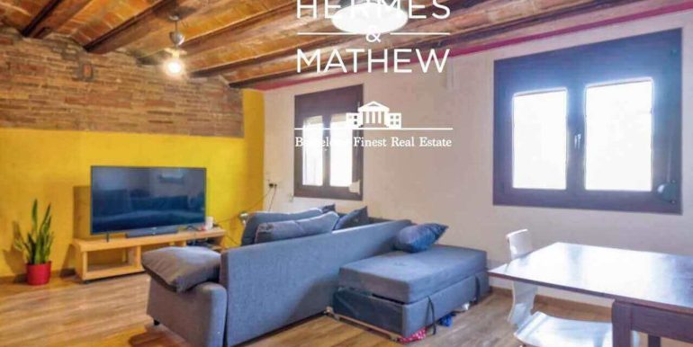 piso-en-venta-en-el-raval- piso-con-boveda-catalana-ladrillo-visto-y-luz-natural-en-finca-historica-de-1900-salon-1