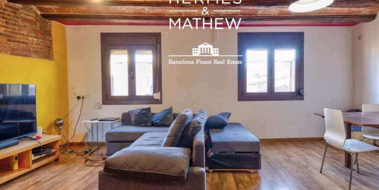 piso-en-venta-en-el-raval- piso-con-boveda-catalana-ladrillo-visto-y-luz-natural-en-finca-historica-de-1900-salon-2