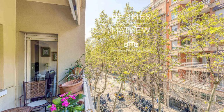 piso-en-venta-en-el-quadrat-dor-de-cuatro-habitaciones-balcon-3