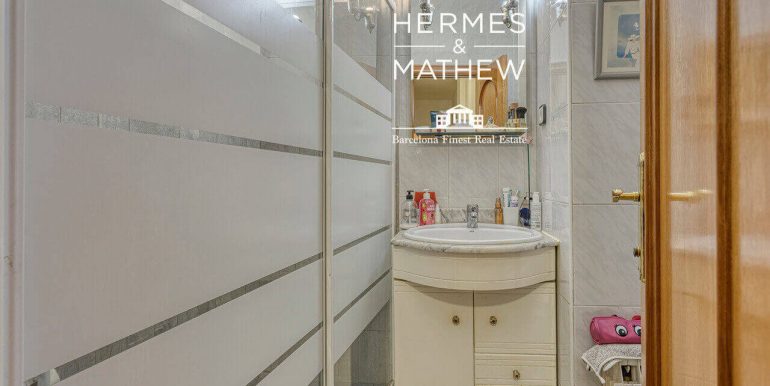 piso-en-venta-en-el-quadrat-dor-de-cuatro-habitaciones-bano-1